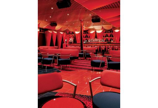 El Black and Red Seas Lounge... ¡una explosión de color!